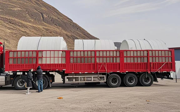 玛曲塑料桶装车完毕准备运输中