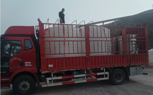 玛曲立式运输桶安排发货现场